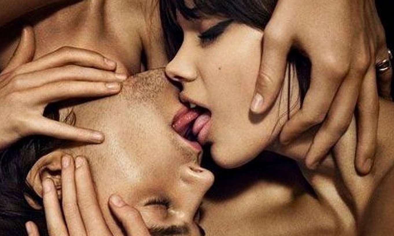 Страстные лесбиянки целуются в губы и ласкают дырочки